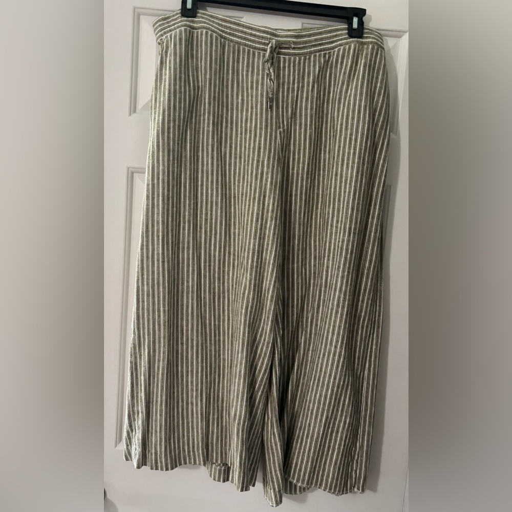 Chaps Green/white cropped pants with Vertical Stripes, linen-like material